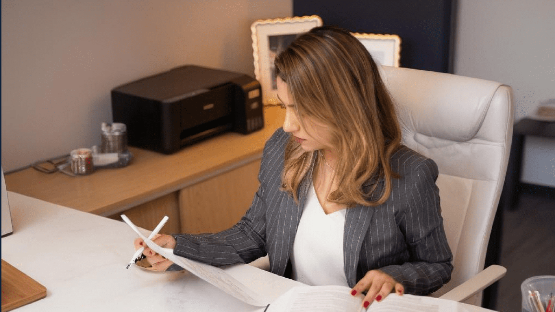 Advogada Damaris se preparando para uma Assessoria Jurídica