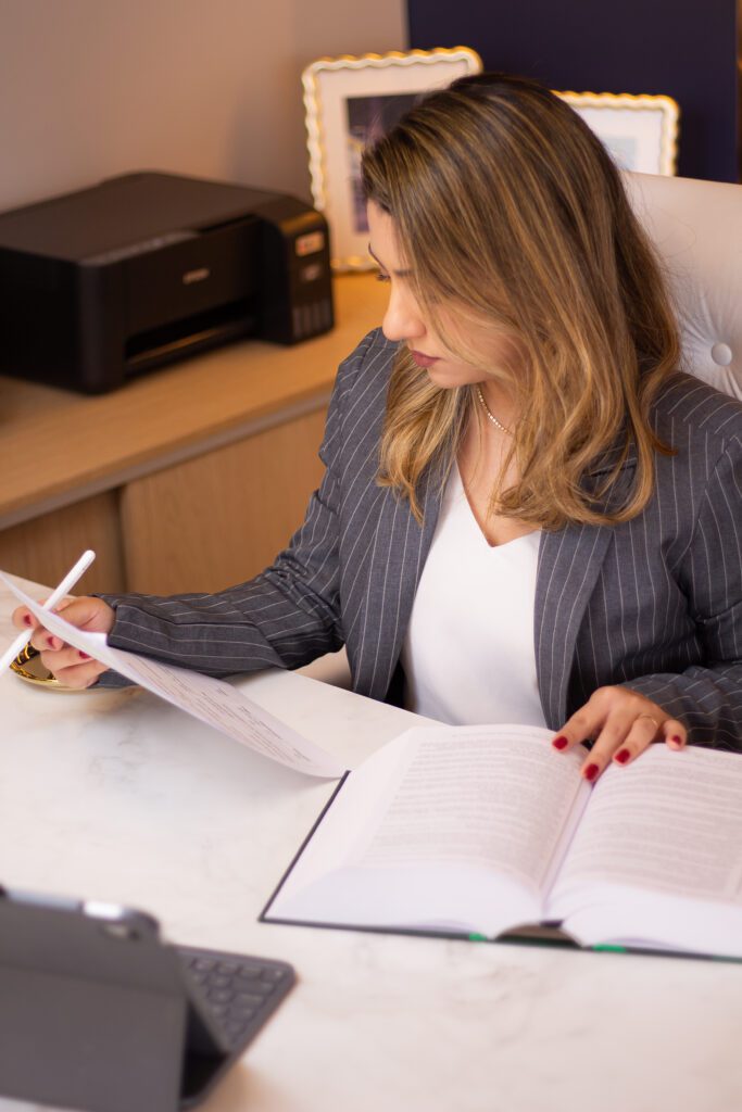 Advogada Damaris se preparando para uma Assessoria Jurídica
